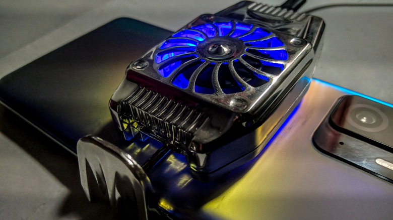 Un téléphone avec une glacière de ventilateur attachée.