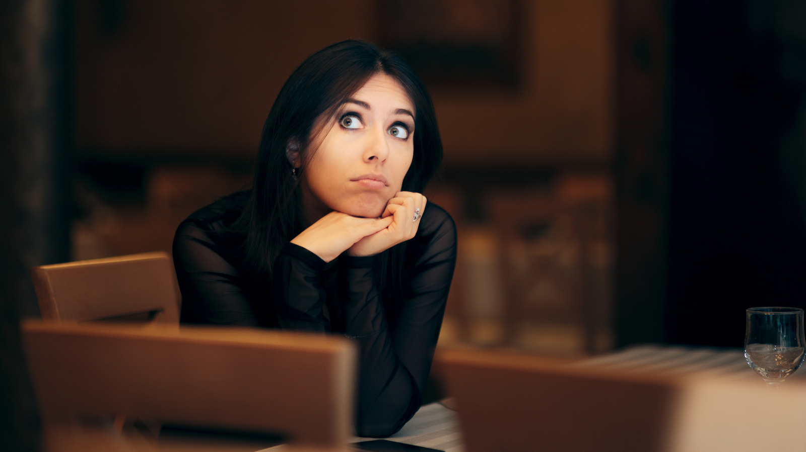 Pourquoi offrir ce type de cadeau peut être en train de briser tranquillement l'étiquette du dîner en France