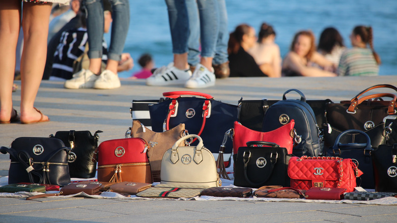 faux sacs de créateurs à vendre dans la rue