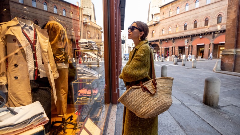 Une femme de vitesses élégante dans les rues d'Italie