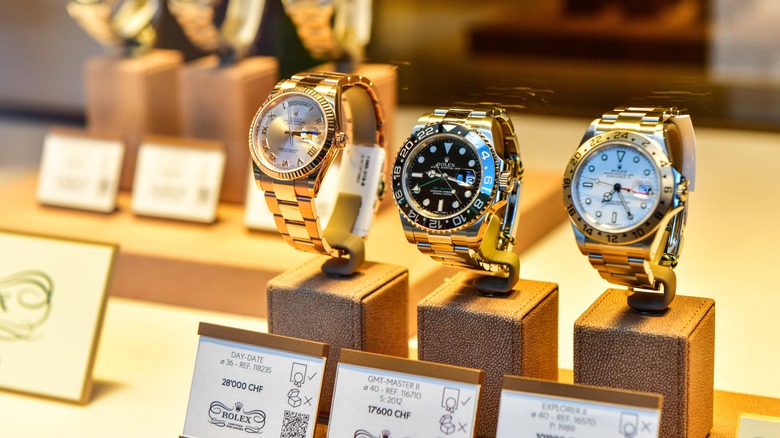 Une rangée de montres Rolex dans une vitrine dans un magasin Suisse