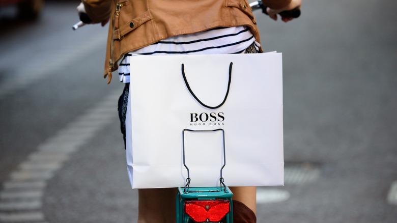 personne à vélo avec Hugo Boss Bag