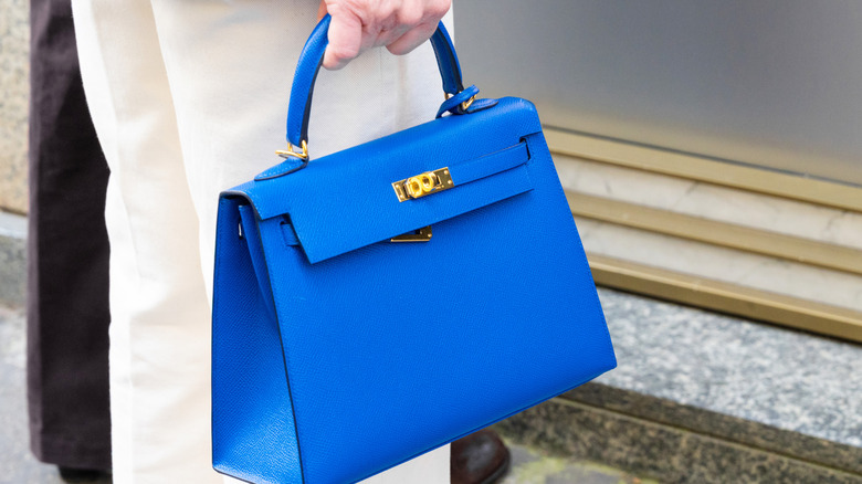 Femme portant un faux sac Hermes