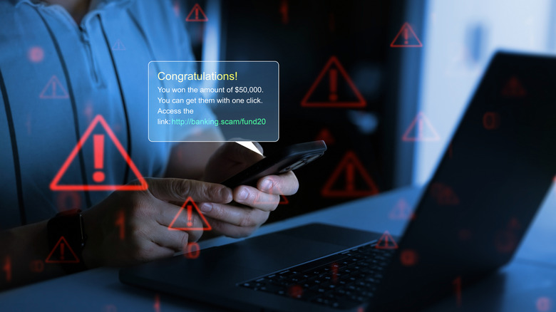 Une personne lisant un message de fraude sur son téléphone,