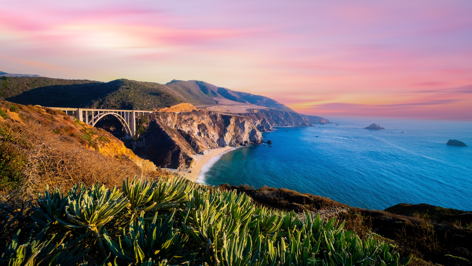 L'une des cascades les plus pittoresques de Californie est un paradis en bord de mer sur la Big Sur Coast