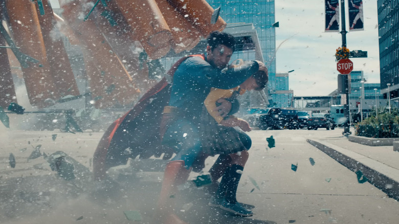 Superman a plongé pour protéger un enfant de la chute de débris à Superman