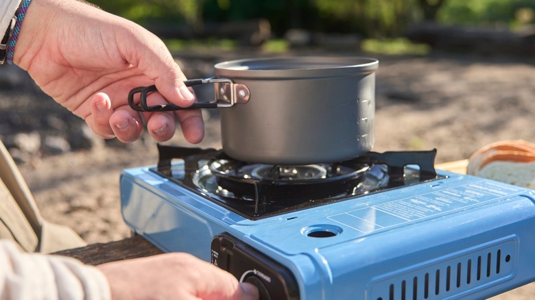 Personne éclairante de camping avec pot dessus