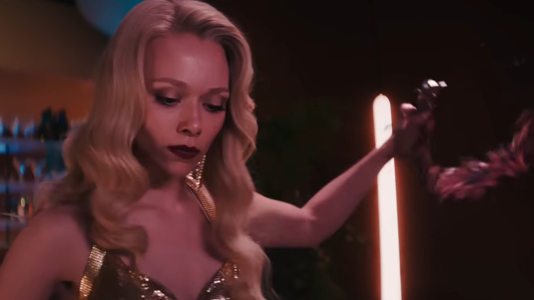 Amelia déchirant une fausse colonne vertébrale dans M3gan 2.0