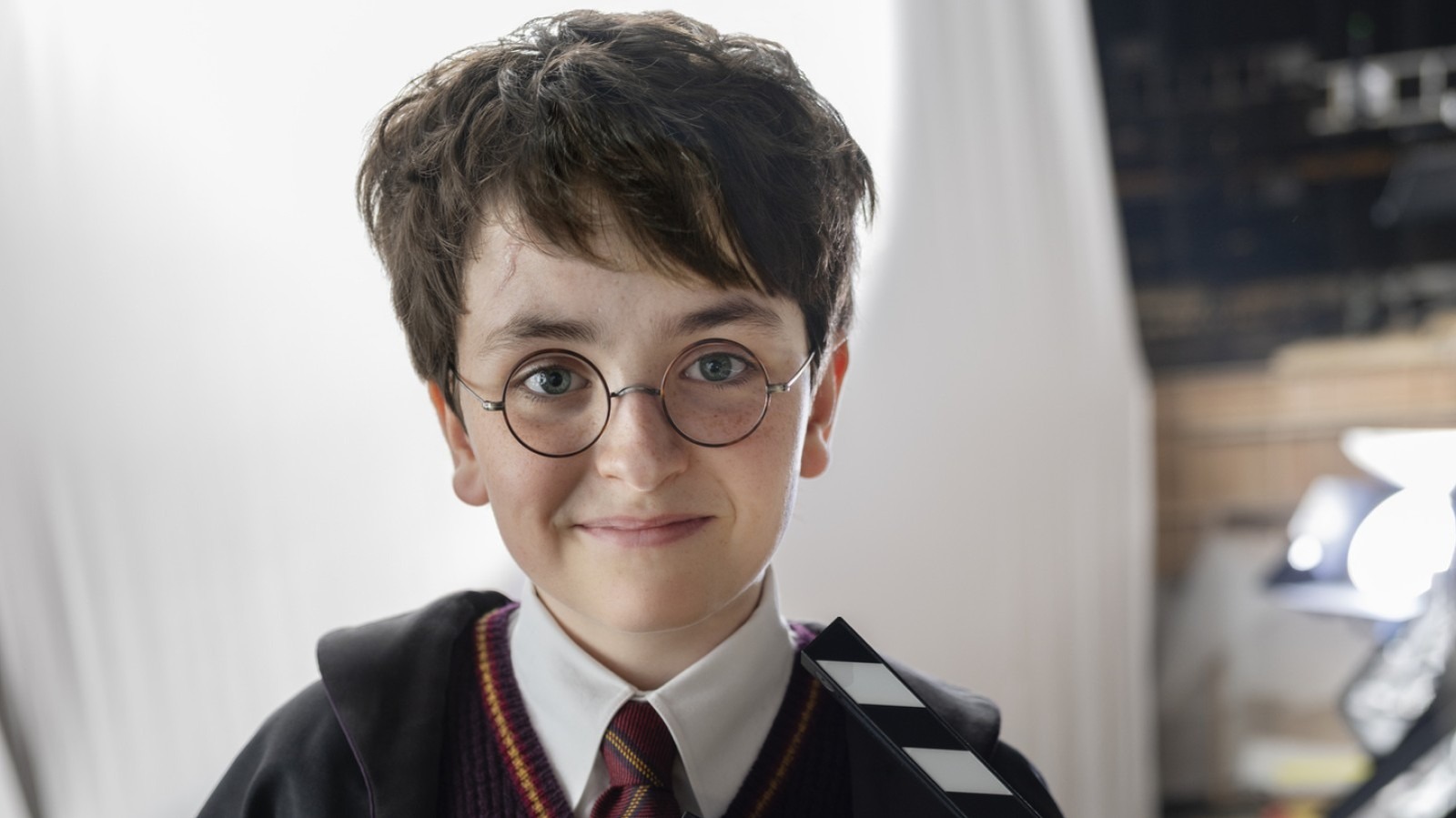 Le spectacle Harry Potter de HBO révèle le premier regard sur Dominic McLaughlin comme le garçon qui a vécu