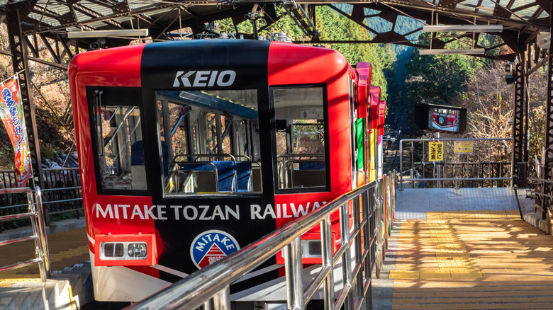 Le Mount Mitake Cablecar dans la gare.
