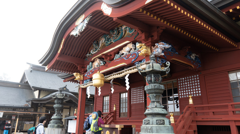 Le visage rouge et or du sanctuaire Musashi Mitake.