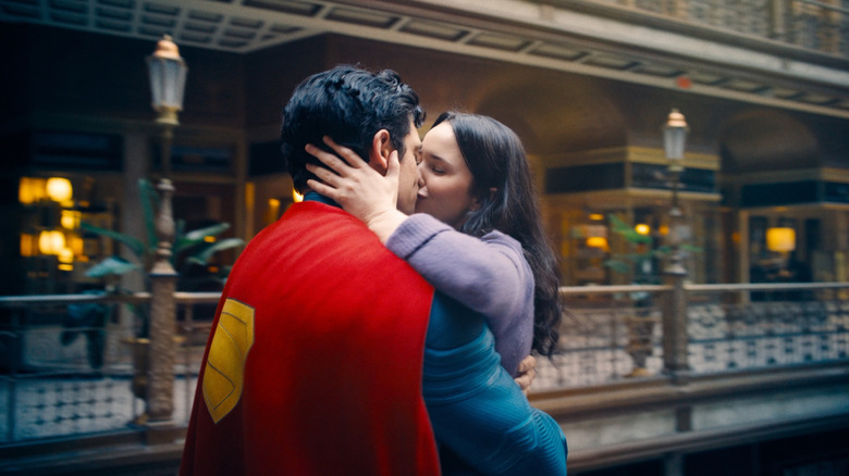 Superman embrasse Lois Lane en l'air à la fin de Superman