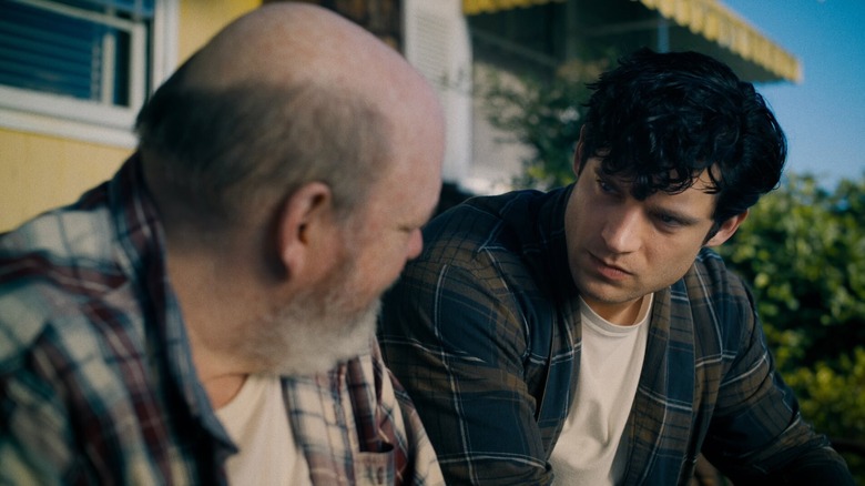 David Corenswet en tant que Superman assis sur le banc avec Pa Kent à Superman