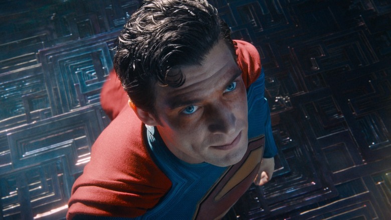 David Corenswet en tant que Superman qui regarde avec des yeux meurtris dans Superman