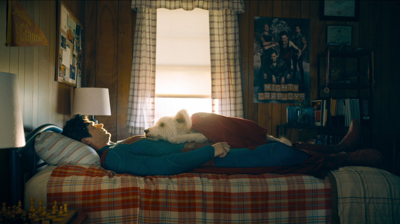 David Corenswet en tant que Superman allongé sur son lit avec Krypto à Superman