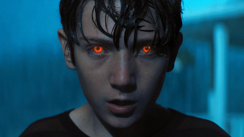 Brandon Breyer avec des yeux rouges brillants dans le film Brightburn