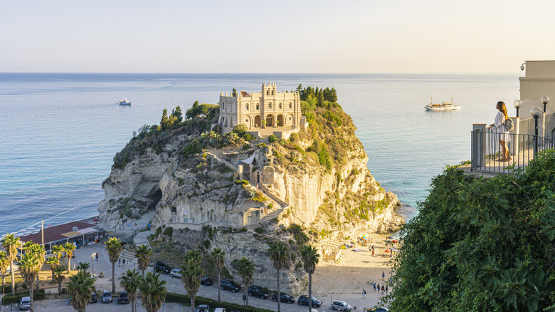 Le sanctuaire de San Maria dell'isola assis sur un affleurement rocheux au-dessus de la mer