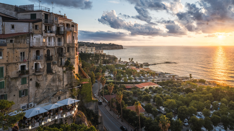 Maisons de Tropea surplombant la mer au coucher du soleil