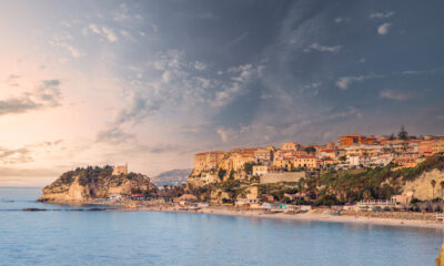 Une ville côtière du sud de l'Italie est une escapade méditerranéenne rêveuse avec de magnifiques plages