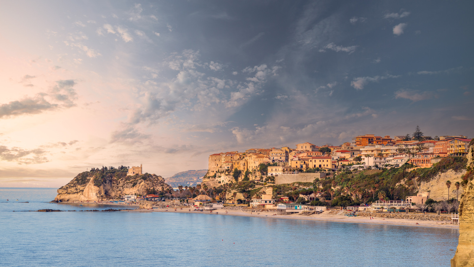 Une ville côtière du sud de l'Italie est une escapade méditerranéenne rêveuse avec de magnifiques plages