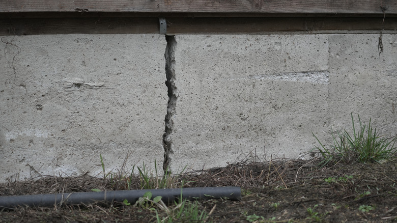 Crack dans la fondation d'une maison