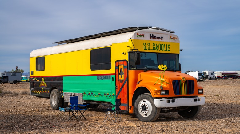 bus scolaire converti skoolie coloré rénové