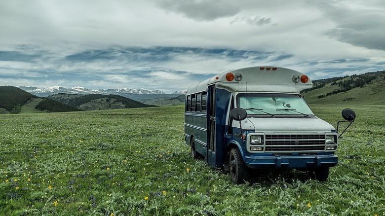 Skoolie s'est garé sur l'herbe au Wyoming