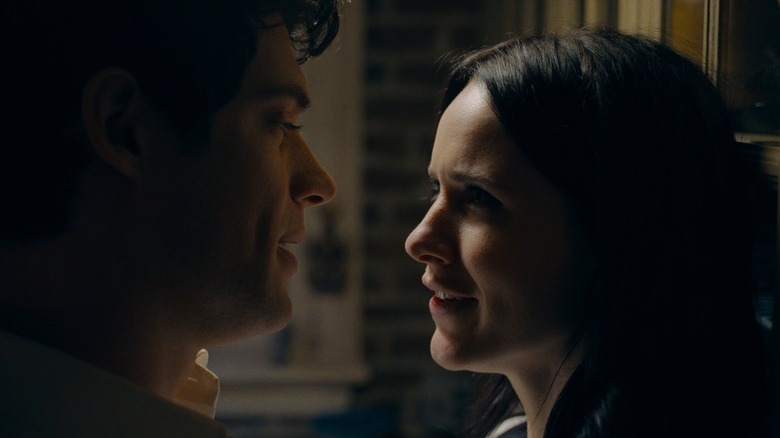 David Corenswet en tant que Clark Kent s'est pressé contre Rachel Brosnahan comme Lois Lane dans la cuisine de Superman