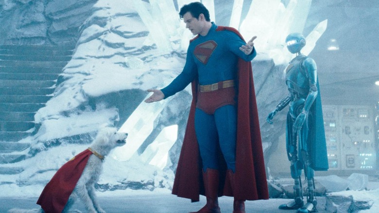 Superman parle à Krypto tandis que Gary se tient derrière lui dans Superman de James Gunn