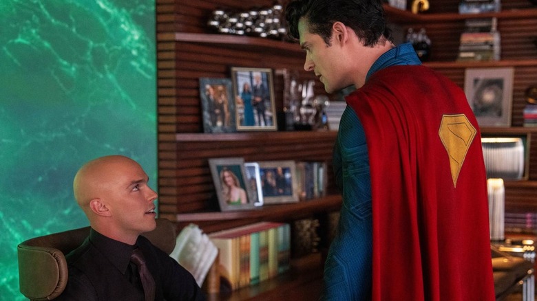 Superman parle à Lex Luthor dans Superman de James Gunn