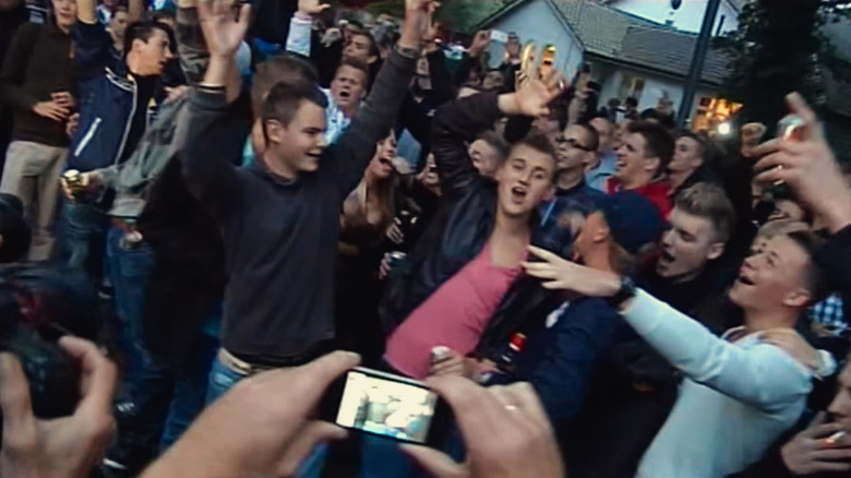 Foule tapageuse de jeunes faisant la fête dans le naufrage: le vrai projet x