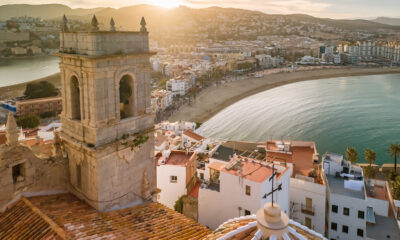 Situé entre Barcelone et Valence se trouve une ville espagnole historique avec des vues côtières