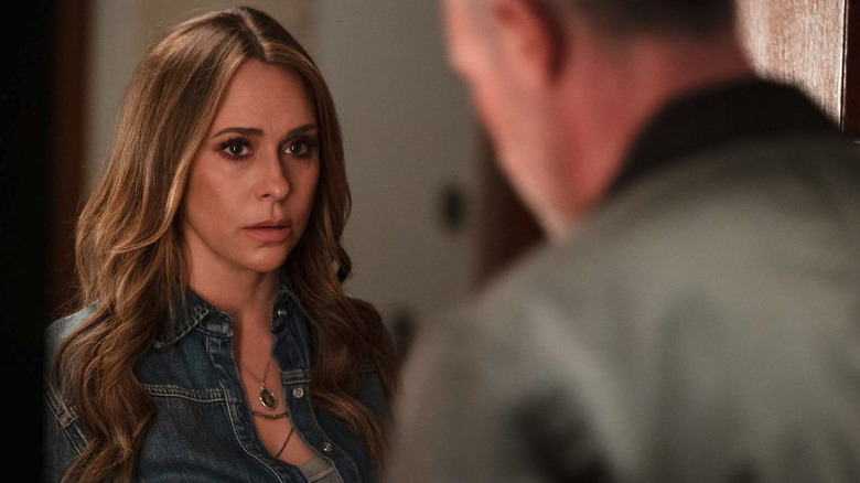 Julie James parle à Ray dans je sais ce que tu as fait l'été dernier