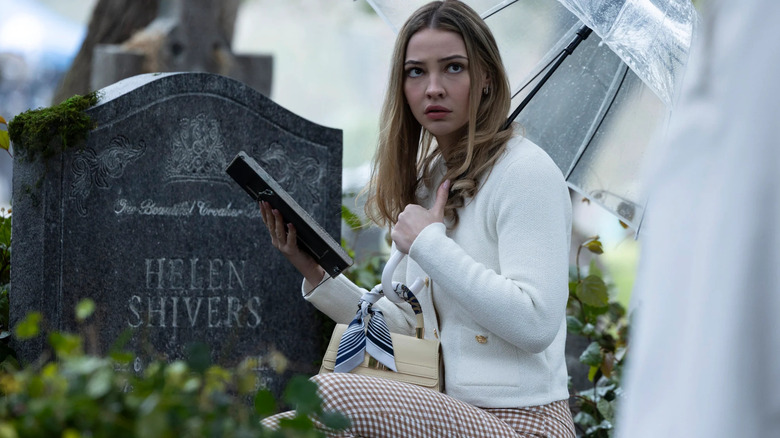 Danica visitant la tombe d'Helen dans je sais ce que tu as fait l'été dernier