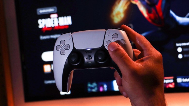 Personne tenant un contrôleur dualSense