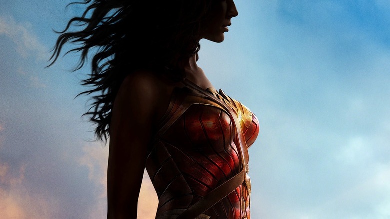 Gal Gadot comme Wonder Woman masqué dans l'ombre sur l'affiche pour Wonder Woman
