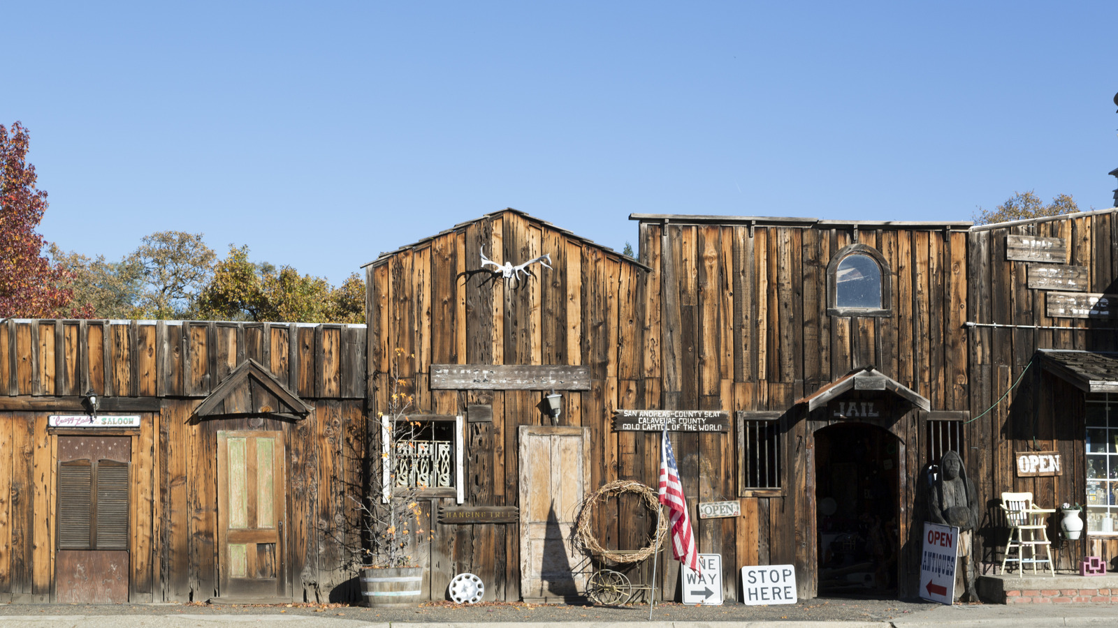 Une ville en plein air dans les montagnes de la Sierra Nevada en Californie se vante du charme d'or à l'ancienne