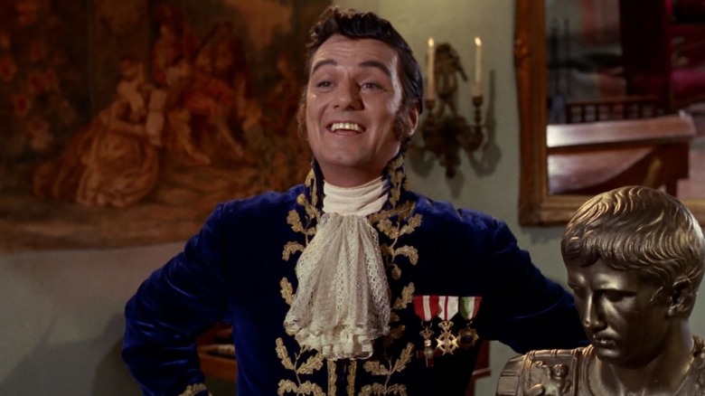 William Campbell en tant que Trelane, souriant joyeusement, sur Star Trek: The Next Generation