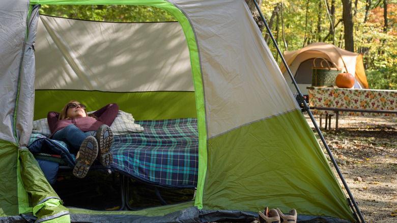 La femme se détend sur le camp du camp