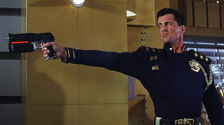 Sylvester Stallone comme le juge Dredd a tiré sur son arme dans le juge Dredd