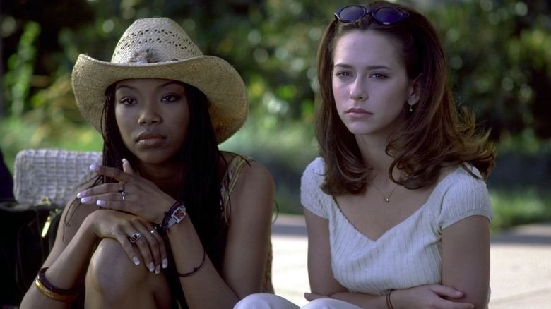 Karla et Julie dans je sais toujours ce que tu as fait l'été dernier