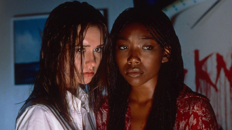 Julie et Karla dans je sais toujours ce que tu as fait l'été dernier