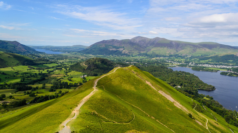 Le sentier jusqu'au sommet des cloches de chat par une journée ensoleillée