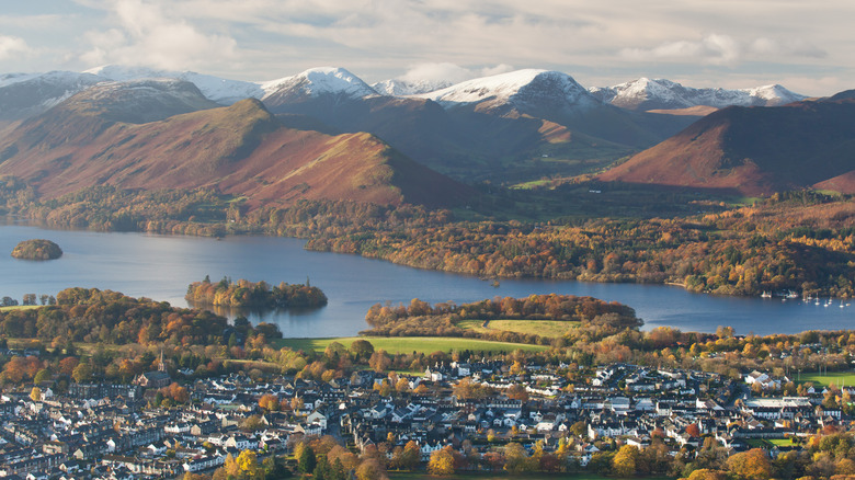 Vue de Keswick entourée de collines enneigées