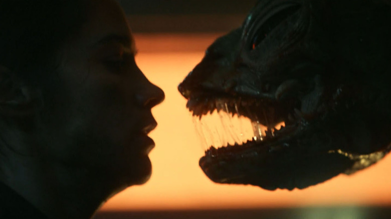 Le capitaine Batel face à un monstre Gorn dans Star Trek: Strange New Worlds.