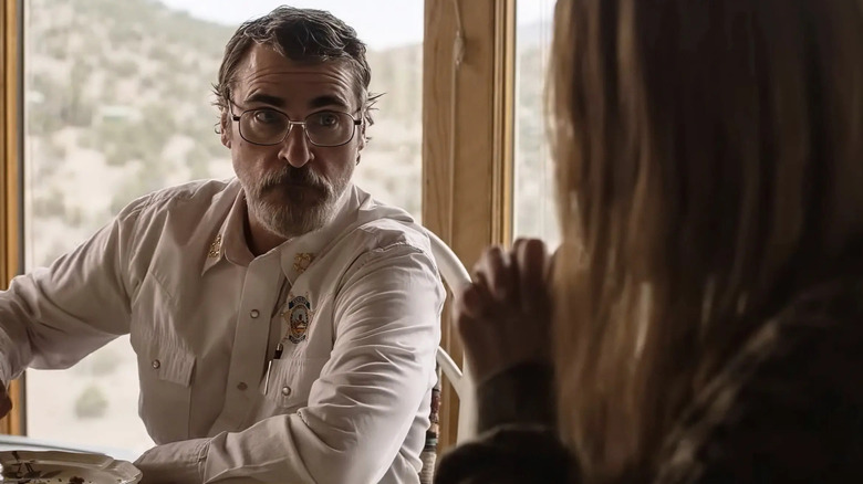 Joe regardant une table à sa femme, Louise, à Eddington