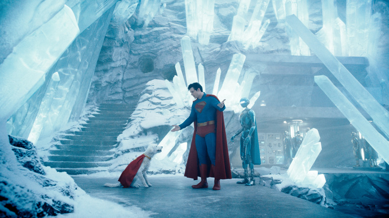 Superman se dispute avec Krypto à l'intérieur de la forteresse de la solitude à Superman