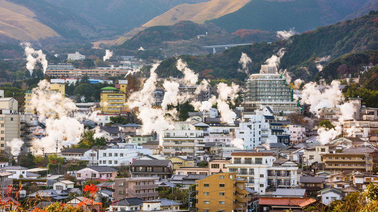 Ville de Beppu avec de la vapeur s'élevant de divers endroits
