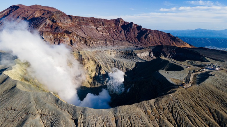 Le cratère de Nakadake à Mount Aso avec une vapeur