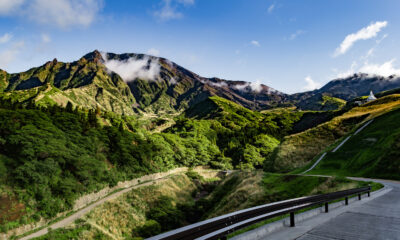 Le plus grand volcan actif du Japon est entièrement exposé pendant ce voyage aventureux sur la route